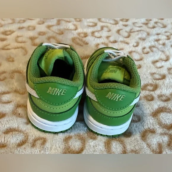 Nike Dunk Green and white 
Size: 3 (Baby) - Picture 3 of 8